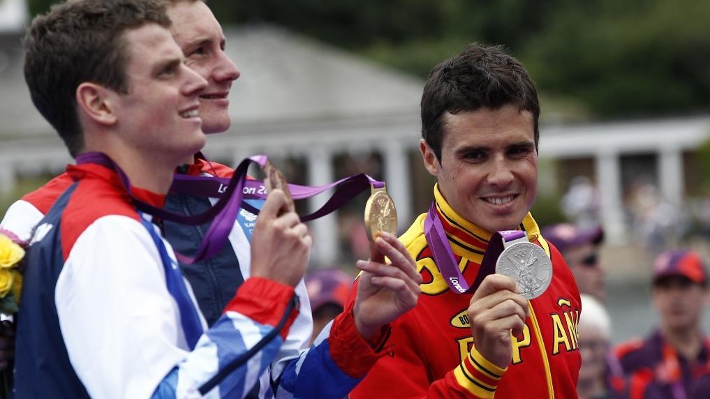 Javier Gómez Noya muestra su medalla de plata en trialtón en Londres 2012, junto a los hermanos Brownlee