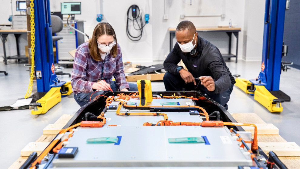 Dos ingenieros trabajan en el laboratorio de bateras de Ford en Allen Park (Michigan).