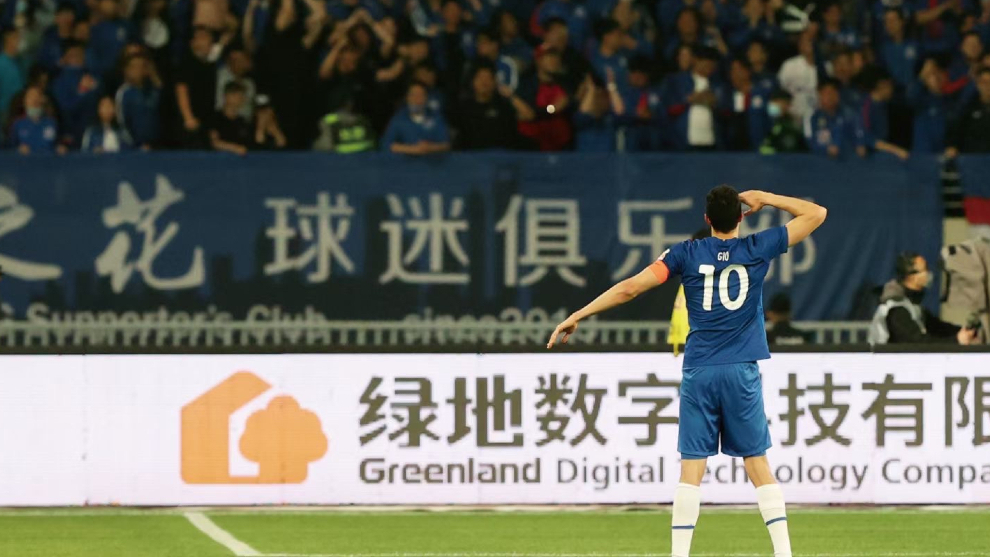 Gio Moreno celebra con los aficionados del Shanghai Shenhua la victoria en el partido ante el Beijing Guoan