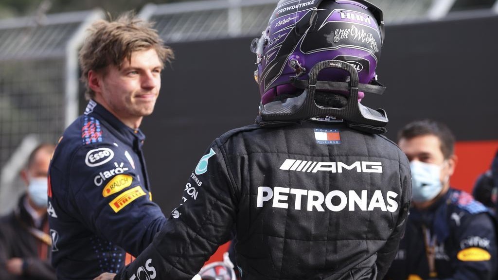 Verstappen acepta la felicitación de Hamilton, tras la carrera de Imola