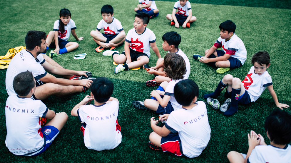 Jos Quero durante una charla con sus futuros jugadores en la academia Phoenix Elite, en Shanghi.
