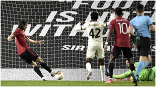 Cavani marcando el 3-2 del Manchester United contra la Roma.