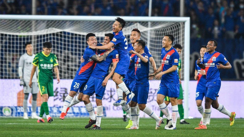 Los futbolistas del Shanghai Shenhua celebra como una piña el gol de Gio Moreno ante el Beijing Guoan