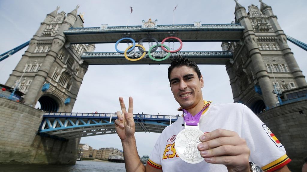 Nico García posa con su medalla frente al puente de Londres