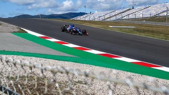 Alonso, con el Alpine A521, en el GP de Portugal 2021.