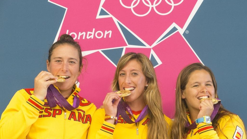 Támara Echegoyen, Sofía Toro y Ántgela Pumariega muerden sus medallas
