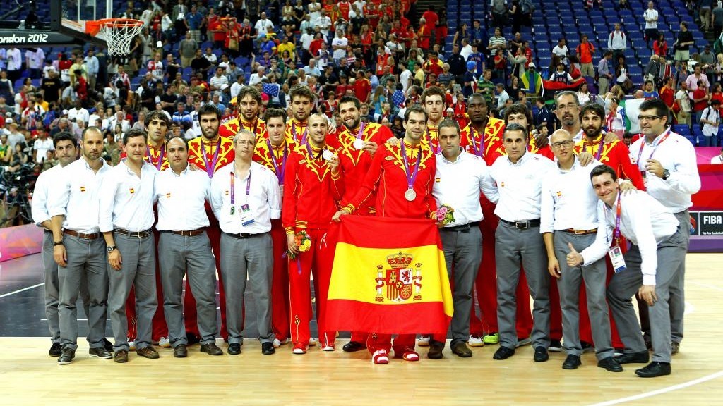 La selección española masculina de baloncesto exhibe la medalla de plata junto a todo el cuerpo técnico