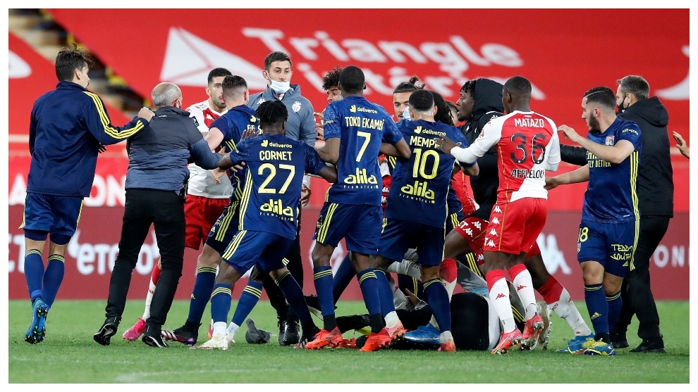 La pelea entre los jugadores de Mónaco y Lyon al final del partido.