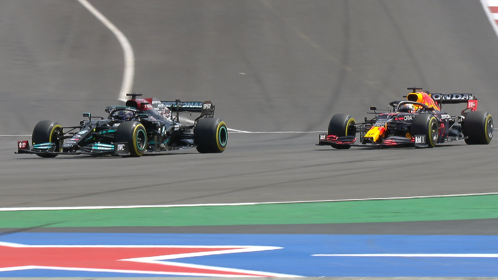 Hamilton, por delante de Verstappen.