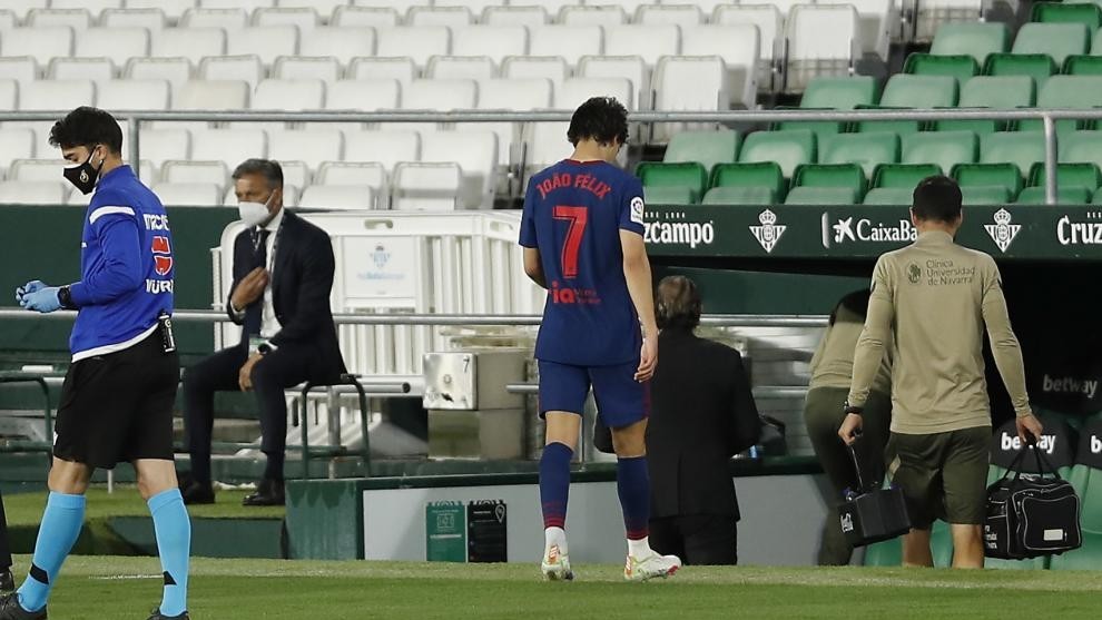 Joao se retira lesionado en un partido de la temporada pasada.