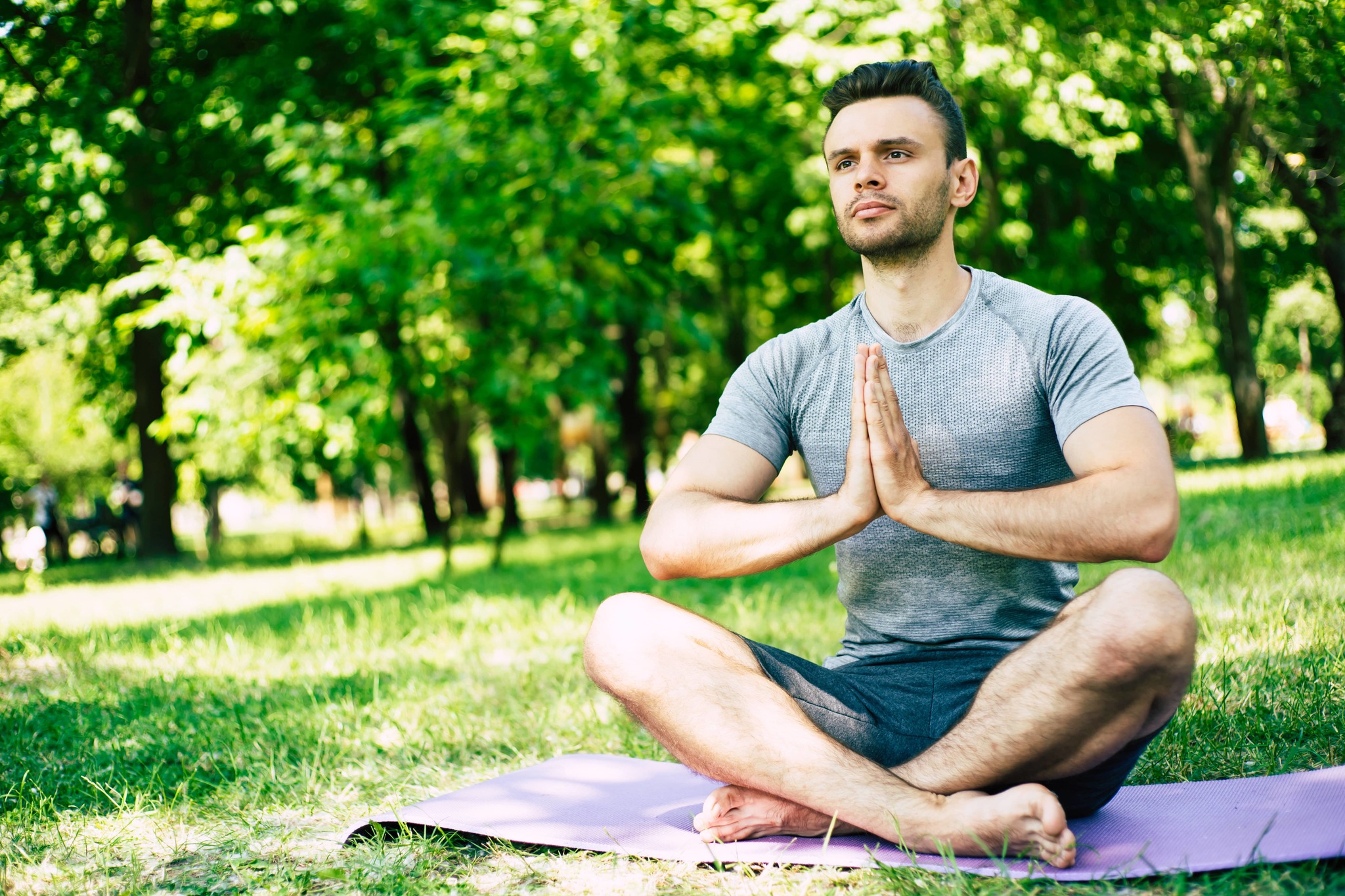 Los hombres se están dando cuenta de que con el yoga, además de trabajar la fuerza con ejercicios funcionales realizados con el propio peso corporal, se trabaja la flexibilidad y se elimina el estrés.
