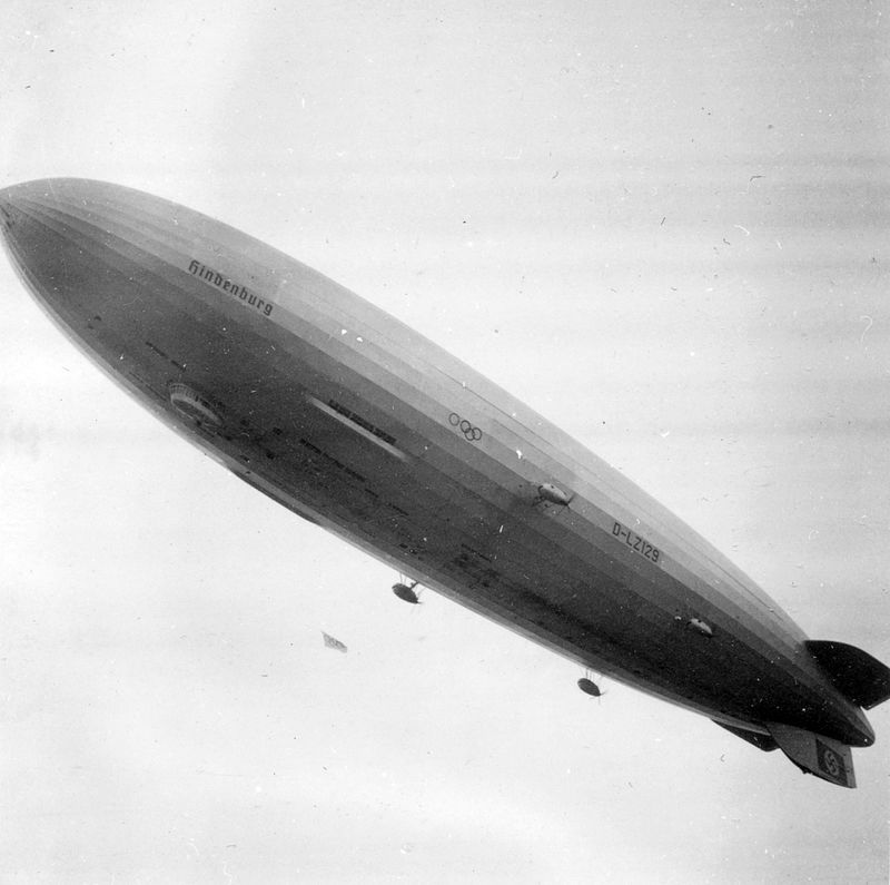 El Hindenburg, decorado con los Aros Olmpicos