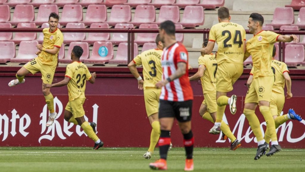 Los jugadores del Girona celebran el gol de Arnau Martínez ante la desesperación de los riojanos.