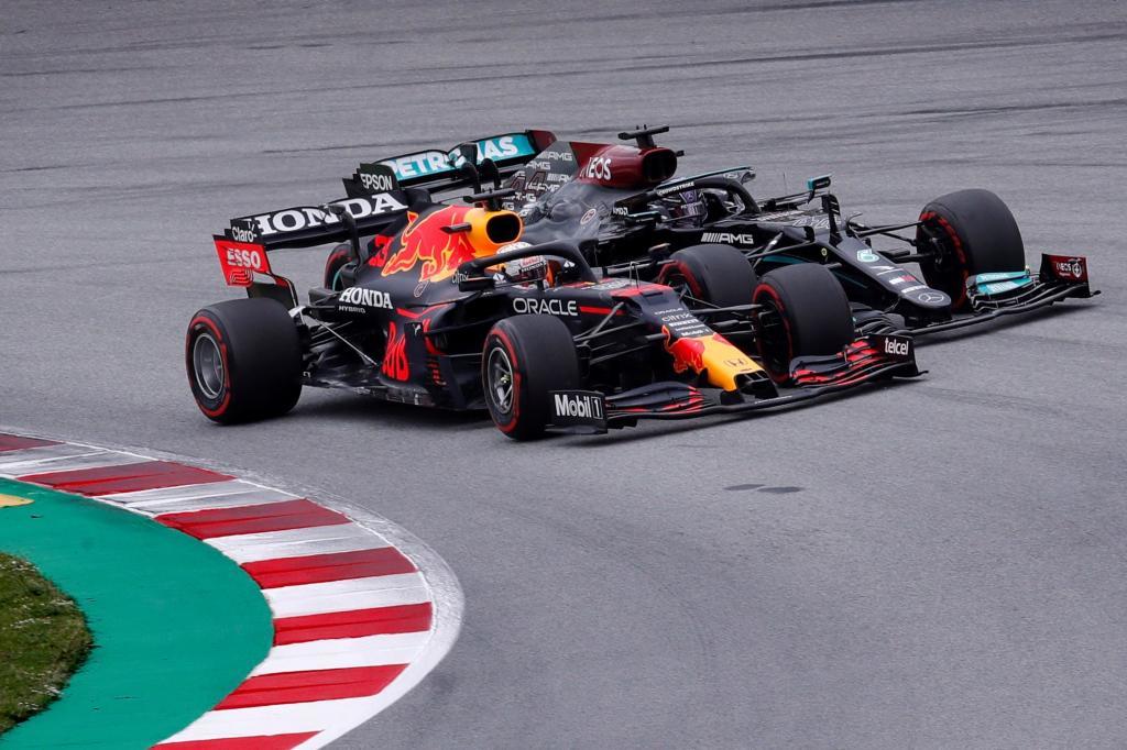 Verstappen intenta contener a Hamilton en Barcelona.