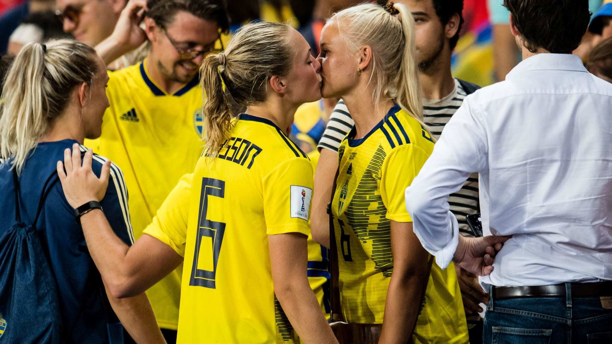 Pernille Harder y Magdalena Eriksson se besan tras un partido del Mundial de Francia.