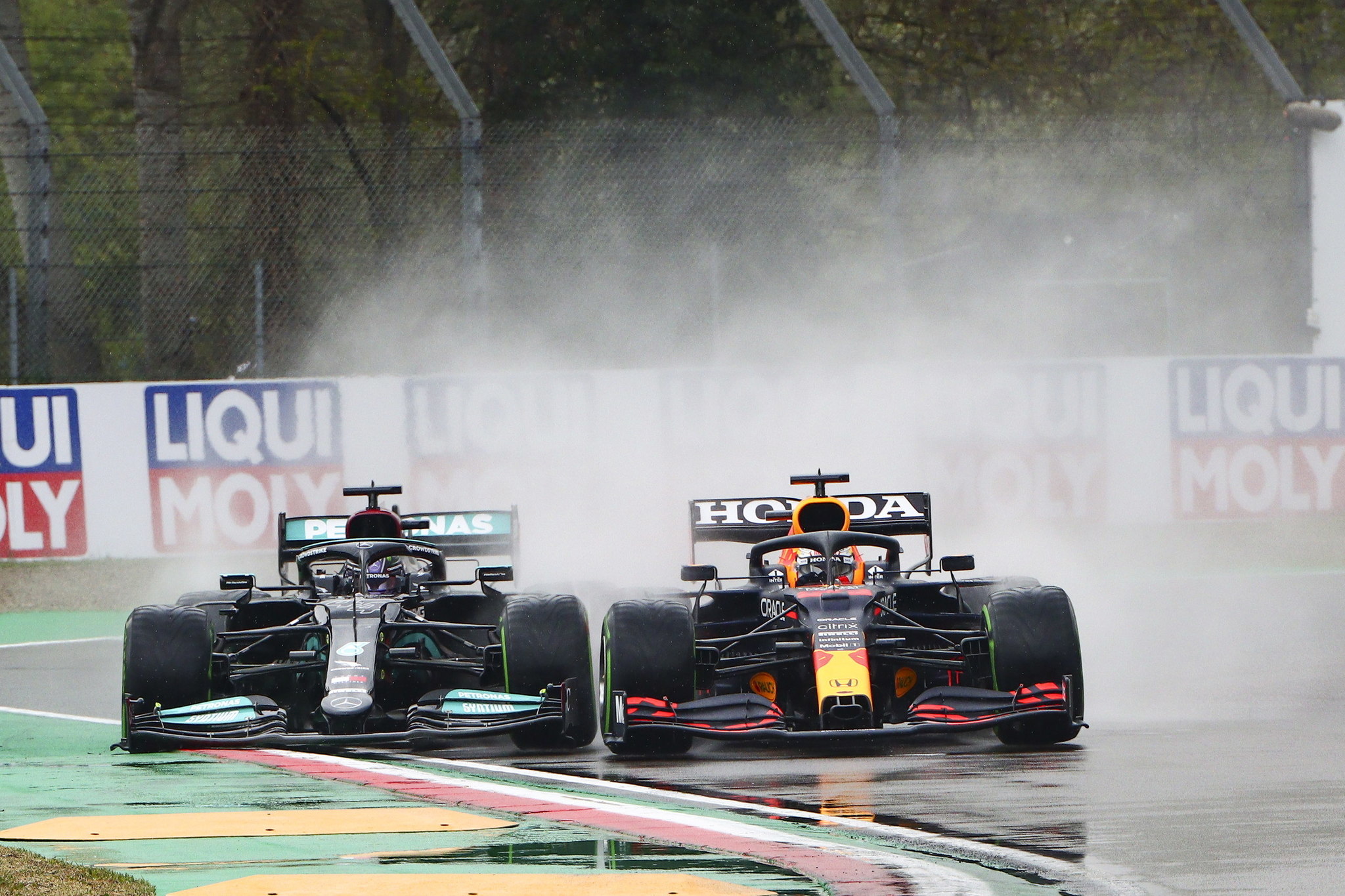 Verstappen y Hamilton en la salida de Imola.