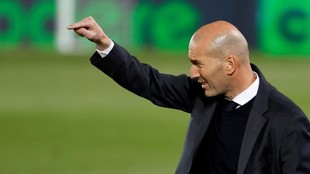 Zidane da una indicacin durante un encuentro del Real Madrid.