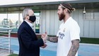 Florentino Prez y Sergio Ramos se saludan en Valdebebas