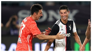 Buffon bromea con Cristiano en un partido de la International...