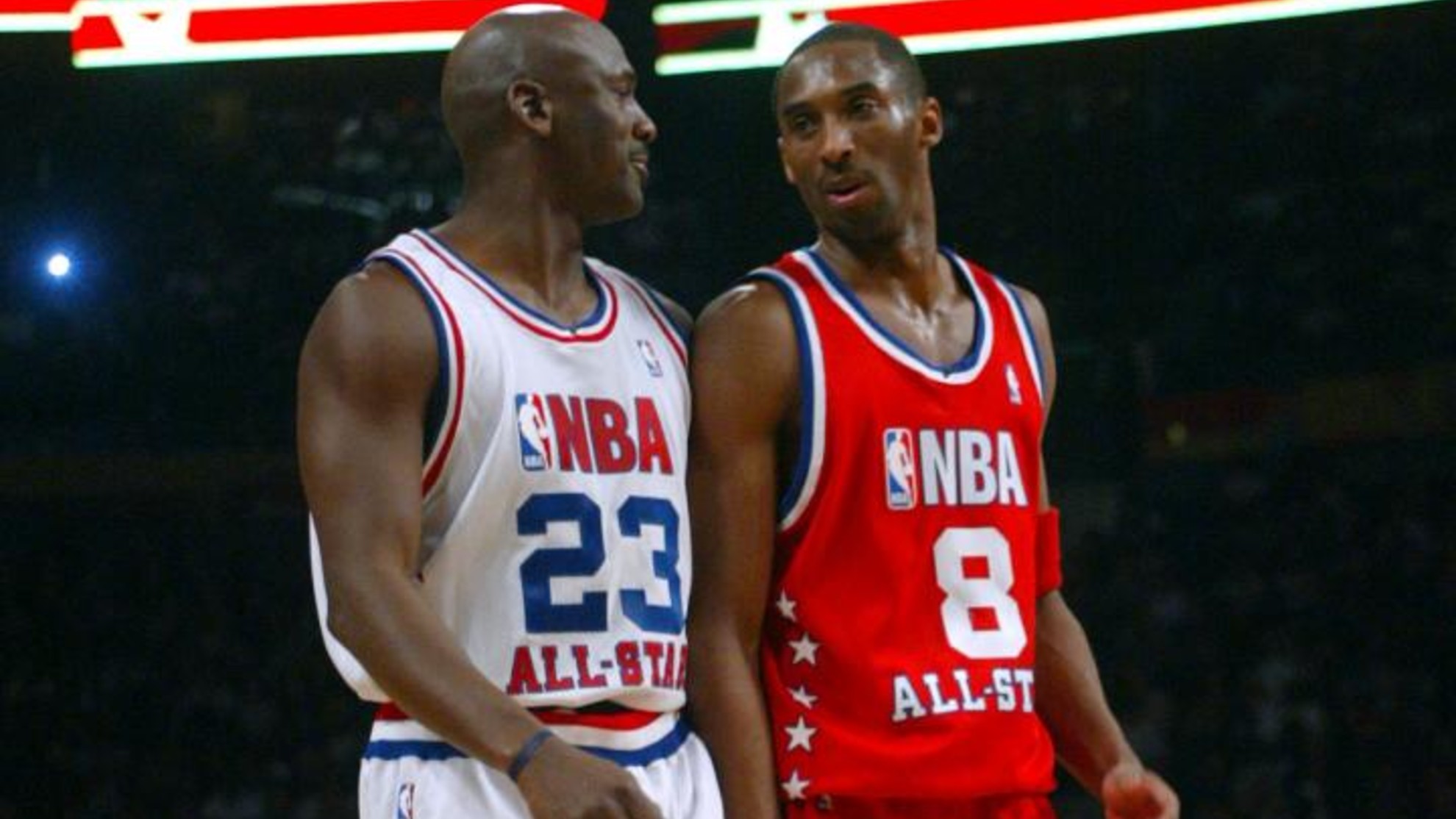 Michael Jordan y Kobe Bryant conversan durante el All Star de la NBA de 2002-03.
