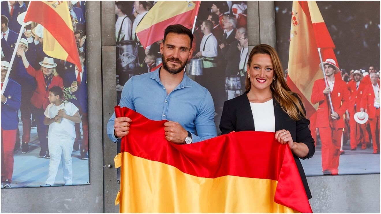 Sal Craviotto y Mireia Belmonte posan con la bandera de Espaa