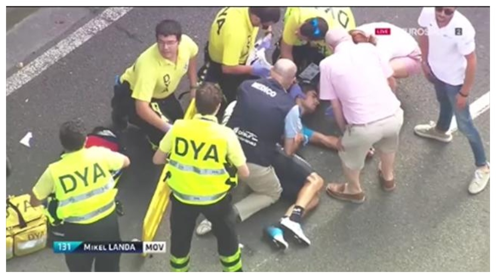 Mikel Landa es atendido en la Clásica de San Sebastián de 2018