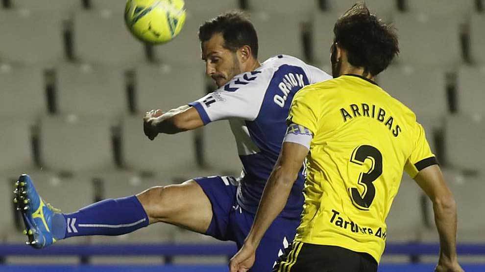 scar Rubio despeja ante Arribas en el partido del Sabadell contra el Oviedo