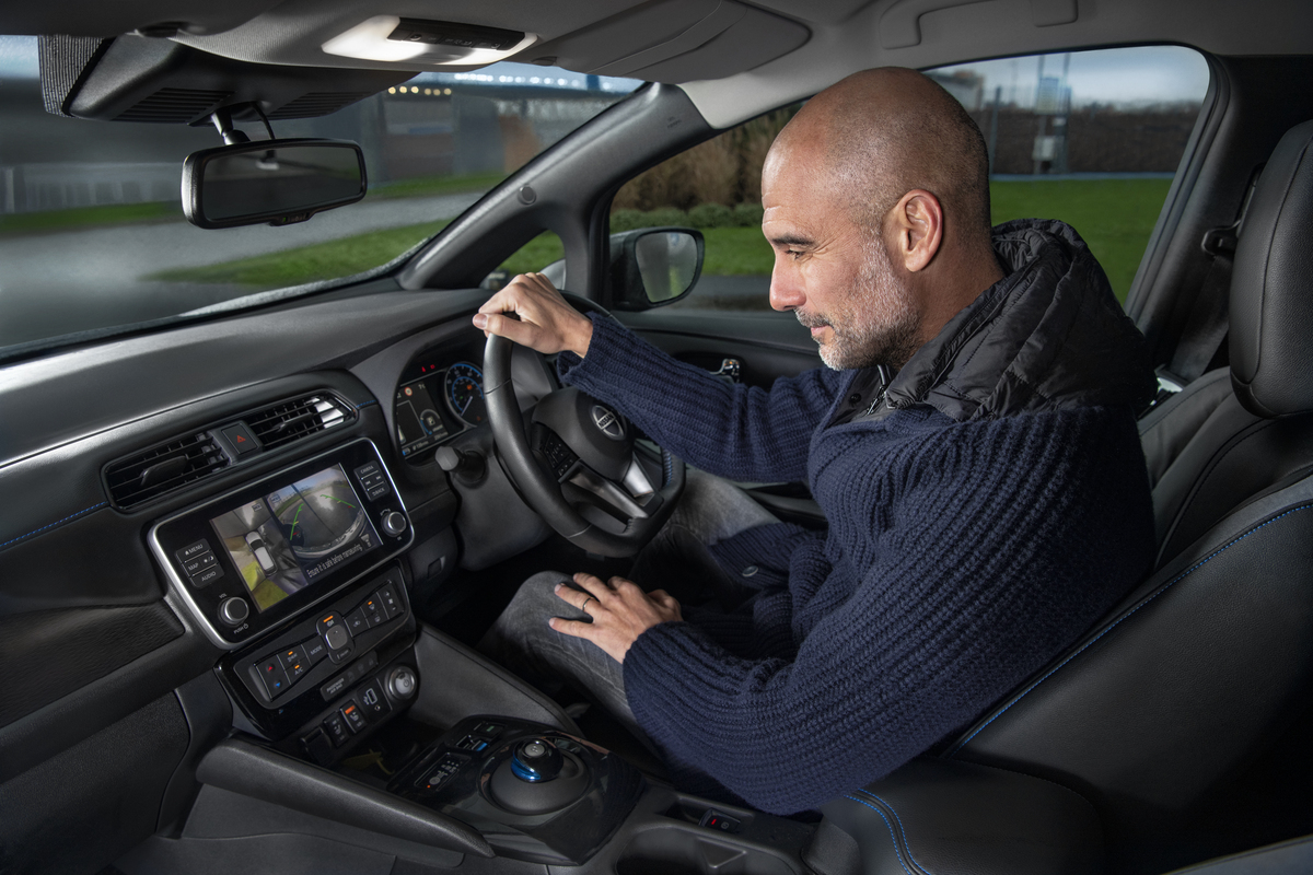 El entrenador del Manchester City, a bordo de su Nissan Leaf.