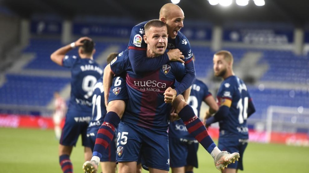 Los jugadores del Huesca celebran un gol en El Alcoraz ante el...