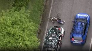 Atropellan a un ciclista en el Giro: "Madre ma! Esto no ocurre nunca"