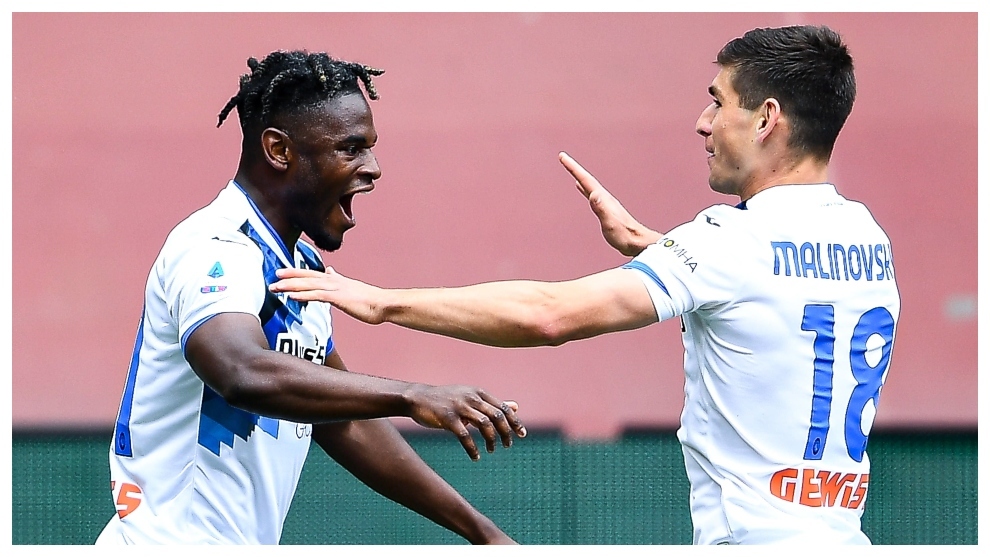 Duvan Zapata celebra con Ruslan Malinovskyi un gol contra el Genoa.
