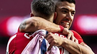Luis Surez (34) y Carrasco (27) celebran el triunfo ante Osasuna.