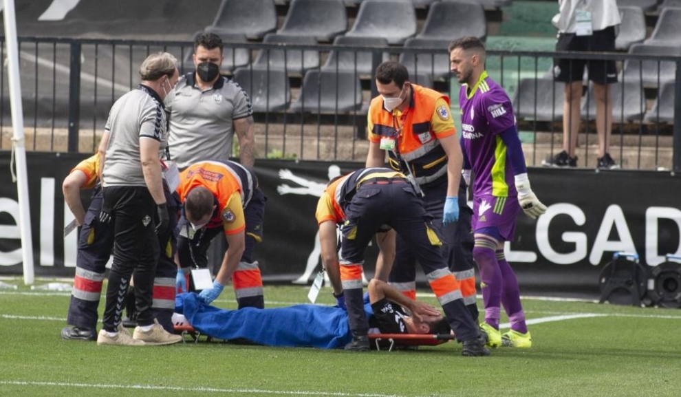 Jorge Fernández abandona Castalia en camilla tras caer lesionado ante la Ponferradina