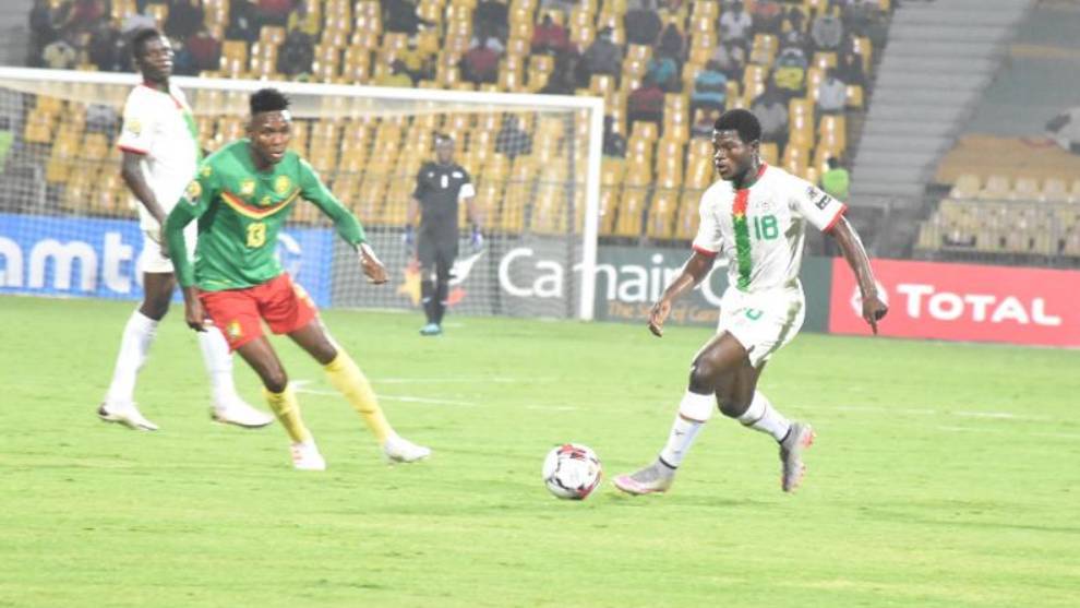 Ismahila, a la derecha, en el último partido frente a Camerún.