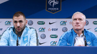 Karim Benzema y Deschamps, en una rueda de prensa