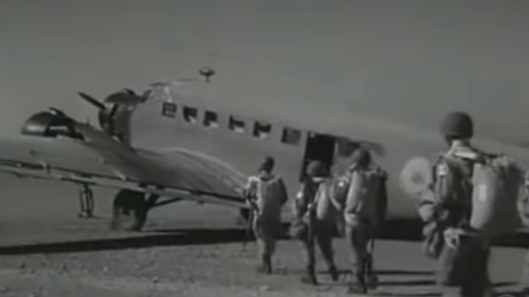 Paracaidistas espaoles abordan un Junkers-52