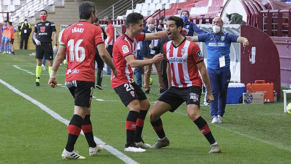 Andy celebra el gol del importante triunfo ante Iñaki Sáenz, autor del pase, y Jaime Sierra
