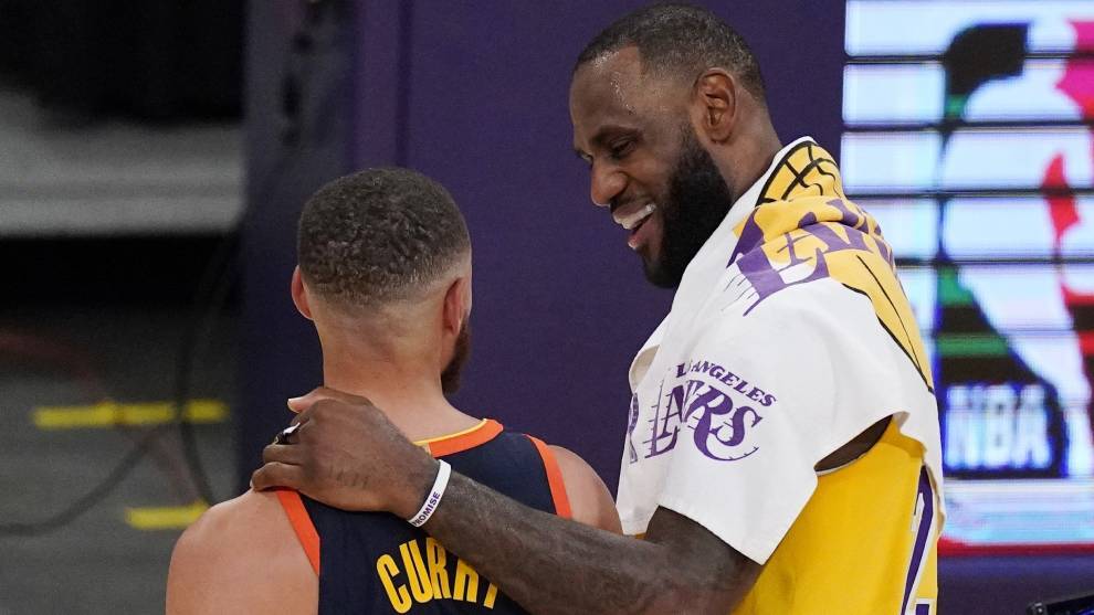 LeBron James y Stephen Curry tras el choque entre los Lakers y los Warriors