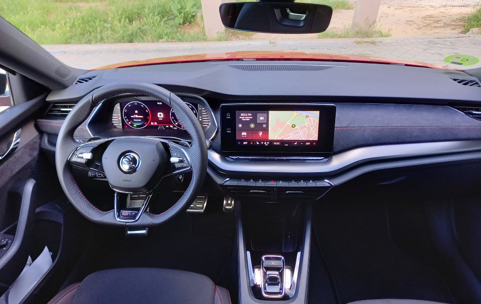 La pantalla multimedia de 10 pulgadas preside el salpicadero del Octavia Combi RS.