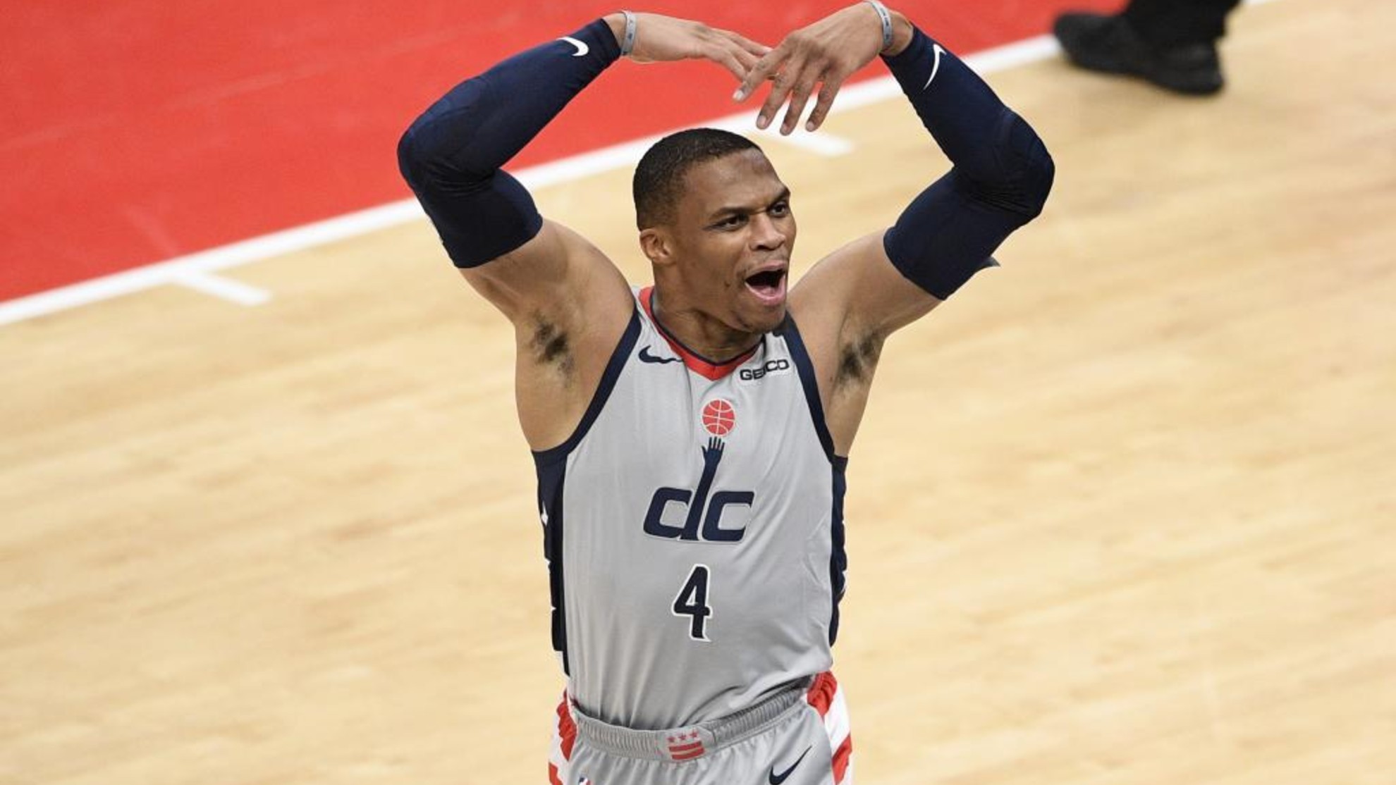 Westbrook celebra la clasifiación de los Wizards para los Playoffs.