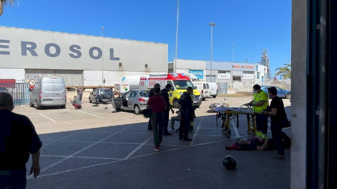 Los sanitarios atienden a los heridos en la estacin de ITV Puerto de Sagunto.