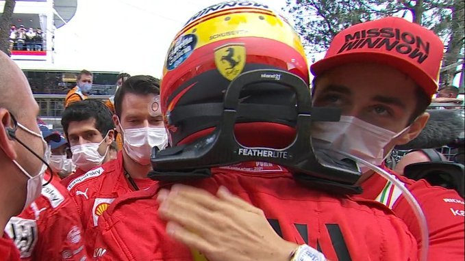 Sainz, felicitado por Leclerc tras acabar segundo en el GP de Mónaco 2021.