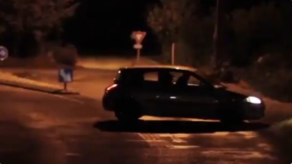 Un secuestrador da la vuelta con su coche tras ser alertado de la presencia de un control policial.