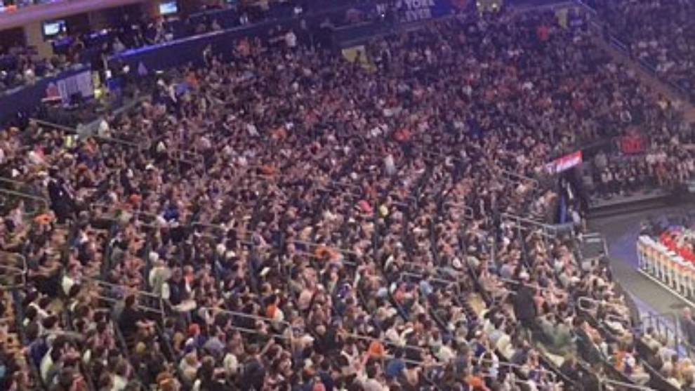 Imagen de la grada del Madison Square Garden con 15.000 espectadores ante los Hawks
