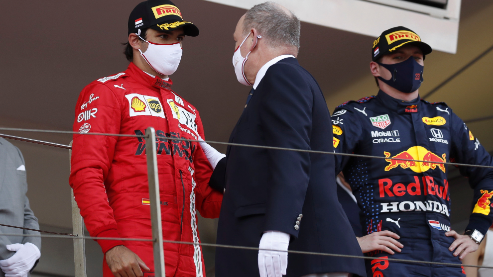 El príncipe Alberto de Mónaco habla con Sainz en el podio.