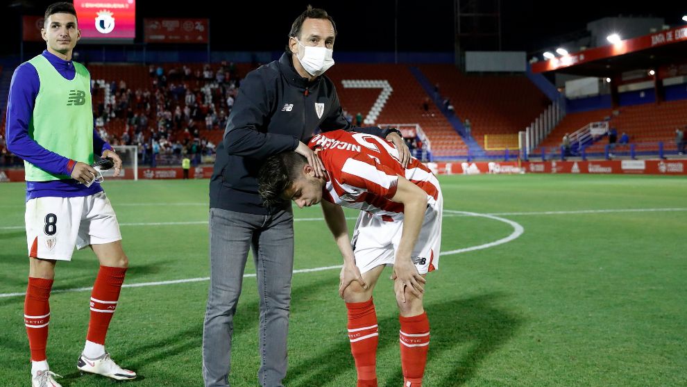 Joseba Etxeberia consuela a uno de sus jugadores tras la derrota ante el Burgos.