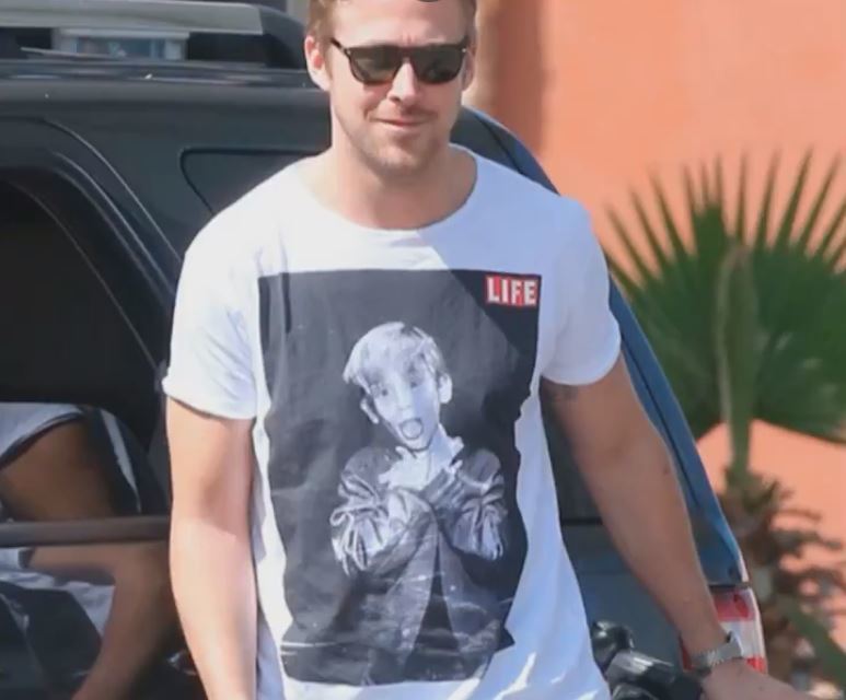 Ryan Gosling, con la camiseta con la imagen de Macaulay Culkin en 'Solo en casa'