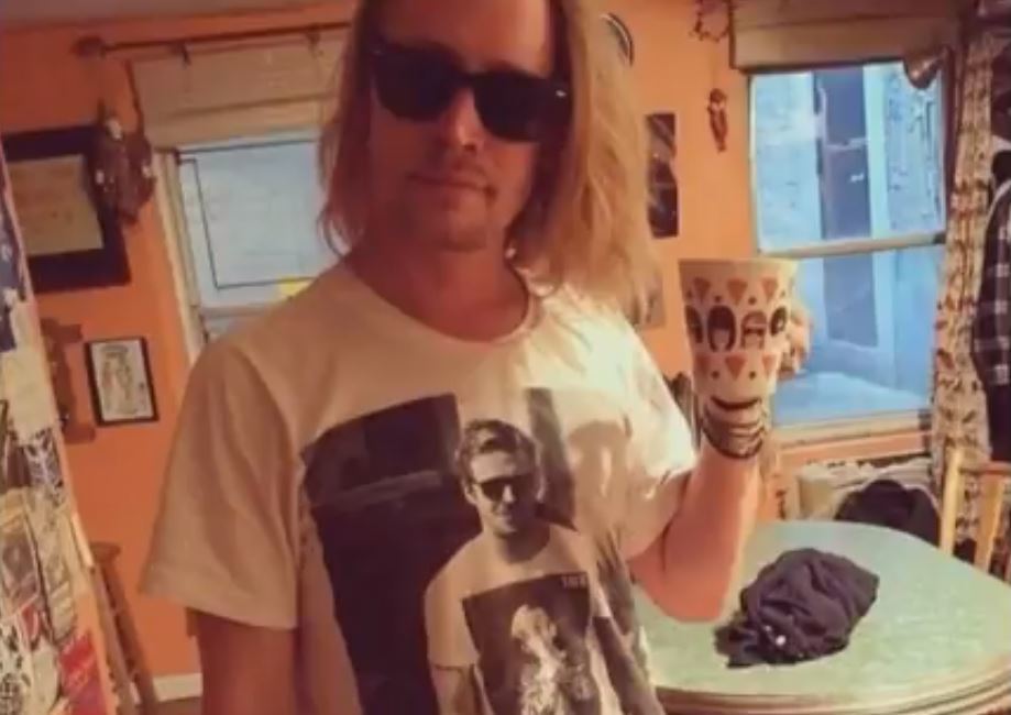 Macaulay Culkin, con la camiseta con la imagen de Ryan Gosling con su foto en 'Solo en casa'