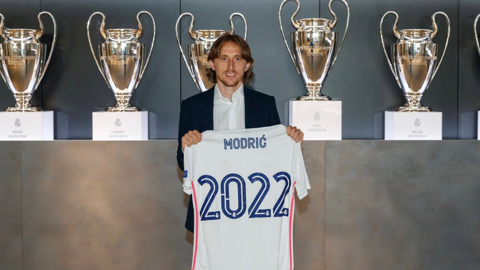 Modric posa con la camiseta que tiene el dorsal del ao 2022