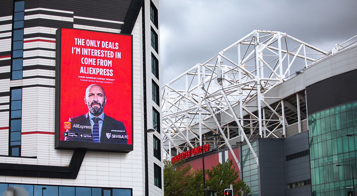 Revuelo en Manchester con el mensaje en Old Trafford del Sevilla FC y AliExpress